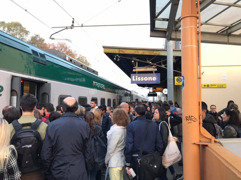 Treni soppressi e ritardi: altra giornata di passione per i pendolari