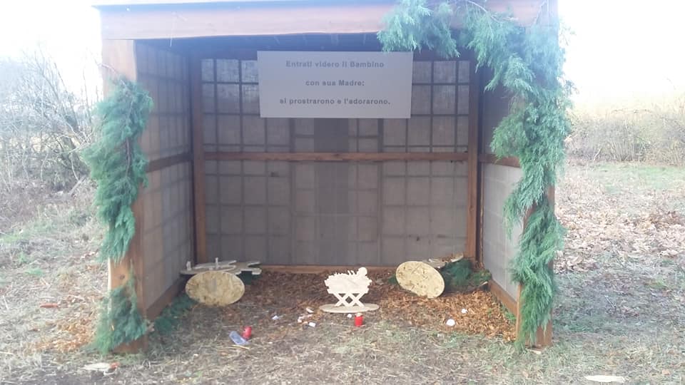 Vandali distruggono il presepe a Macherio (LE FOTO)