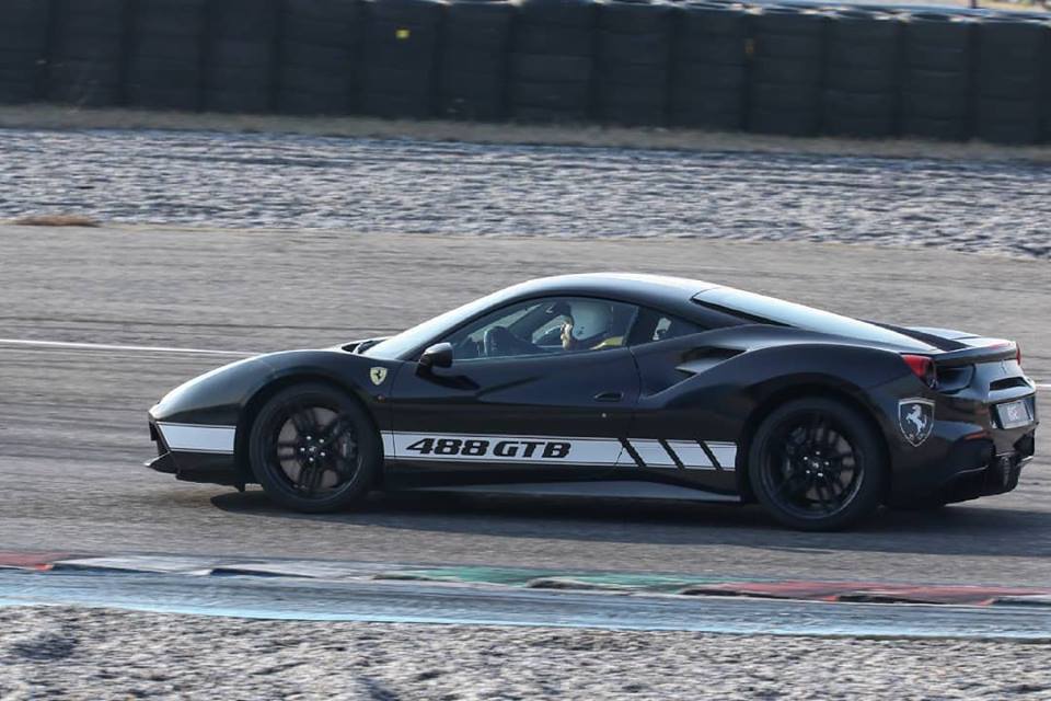 In pista con la propria automobile ECCO LE DATE