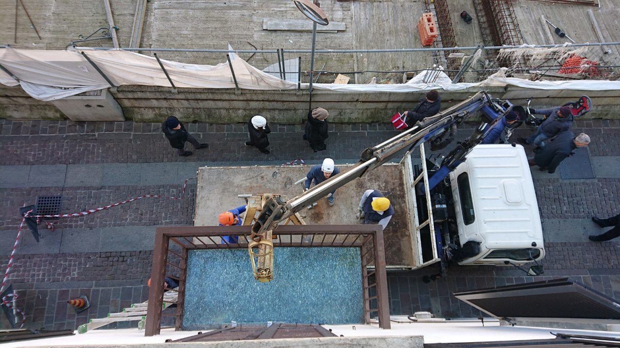 Il balcone abbattuto torna al suo posto