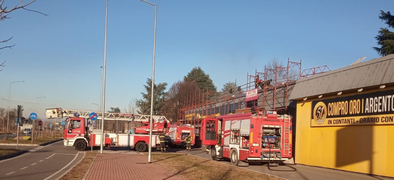 A fuoco il tetto di un capannone: Vigili del fuoco al lavoro – FOTO