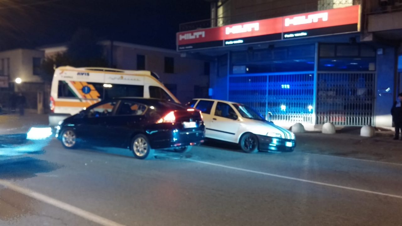 Ennesimo incidente a Meda: frontale tra due auto