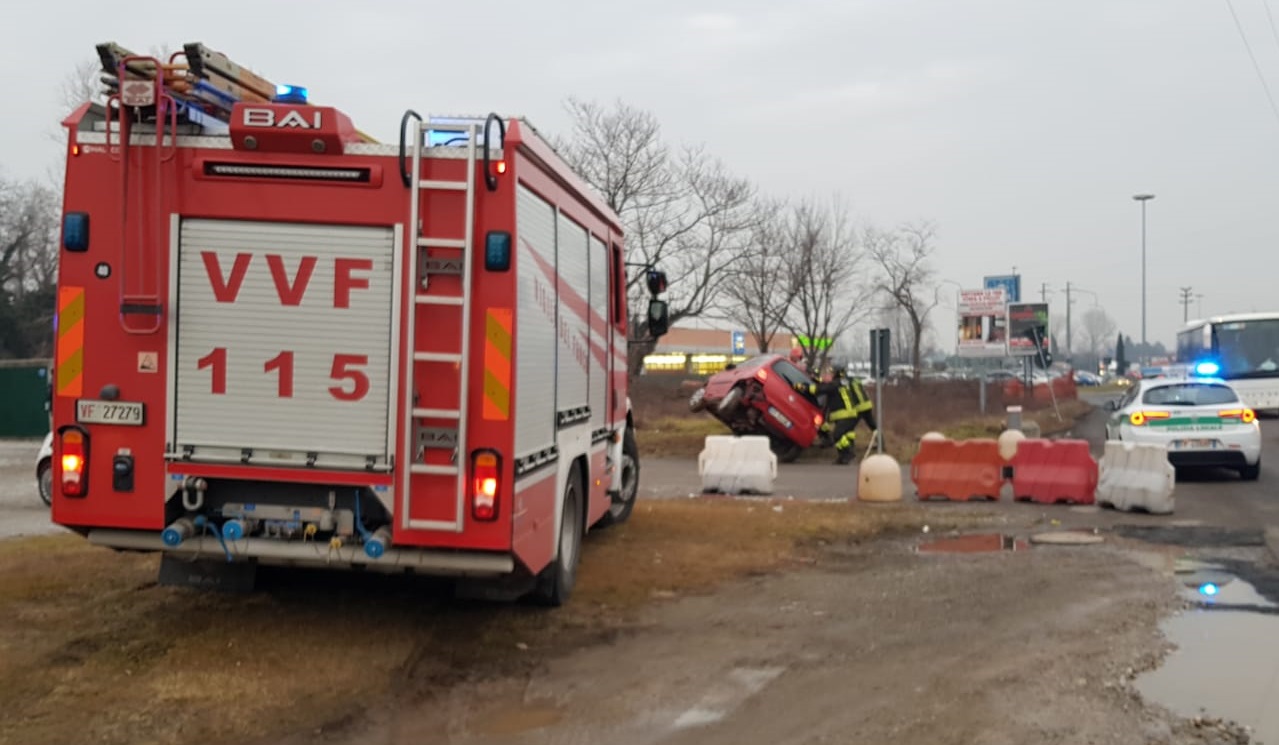 Scontro tra auto a Desio, una si ribalta FOTO