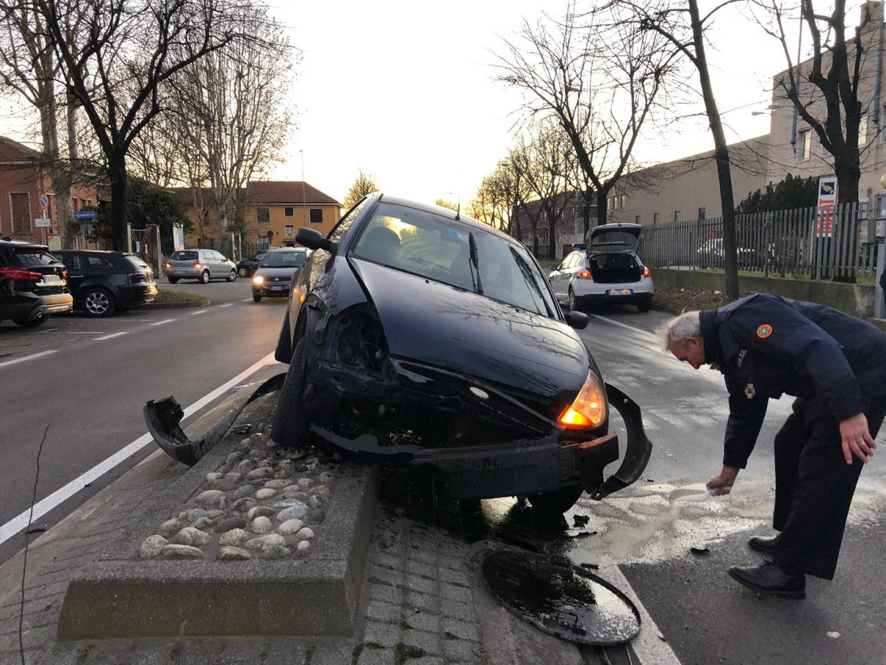 Arcore, anziano centra lo spartitraffico con la sua auto FOTO