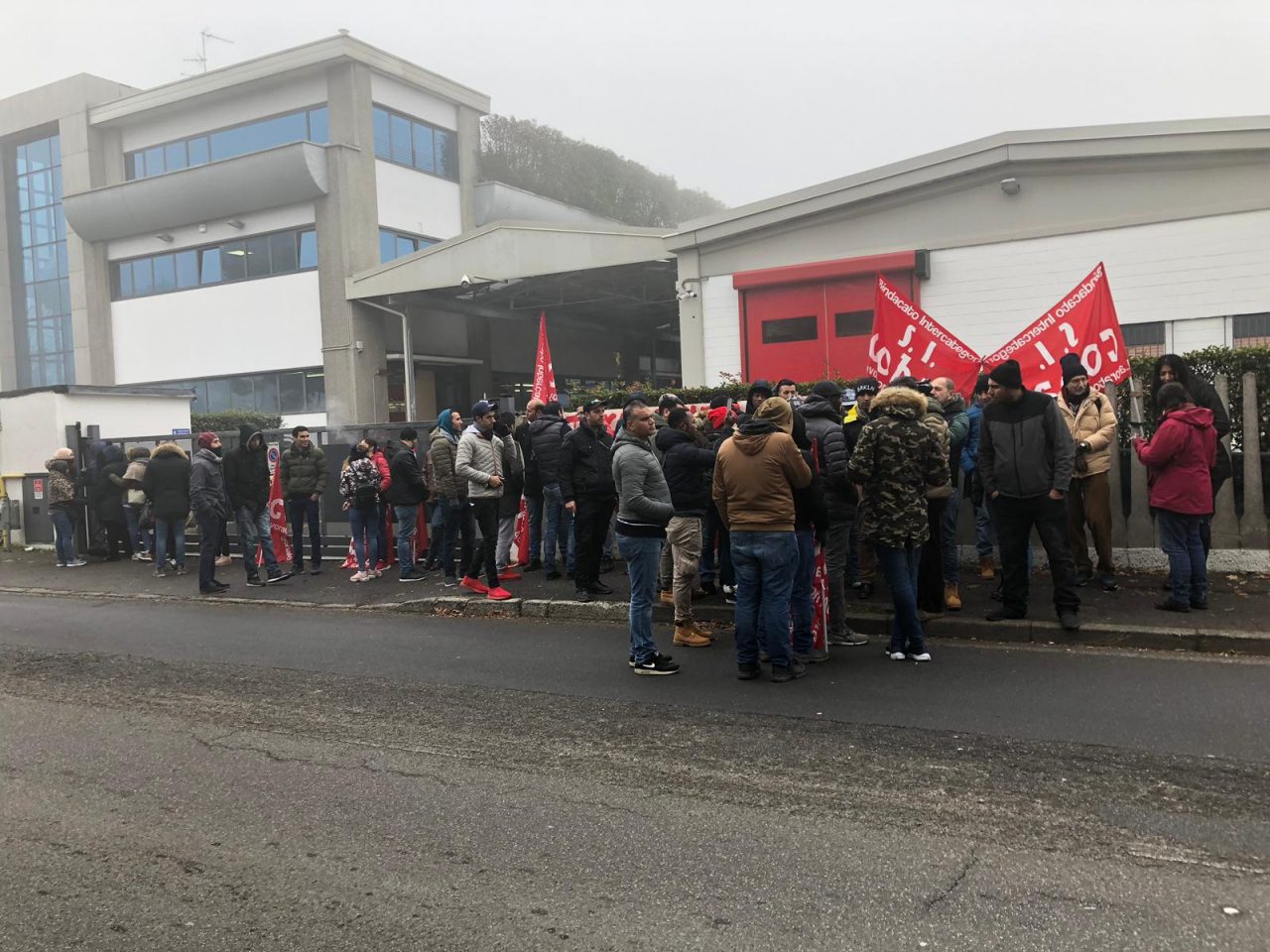 Tensione al presidio Toncar ferito un manifestante nel pomeriggio
