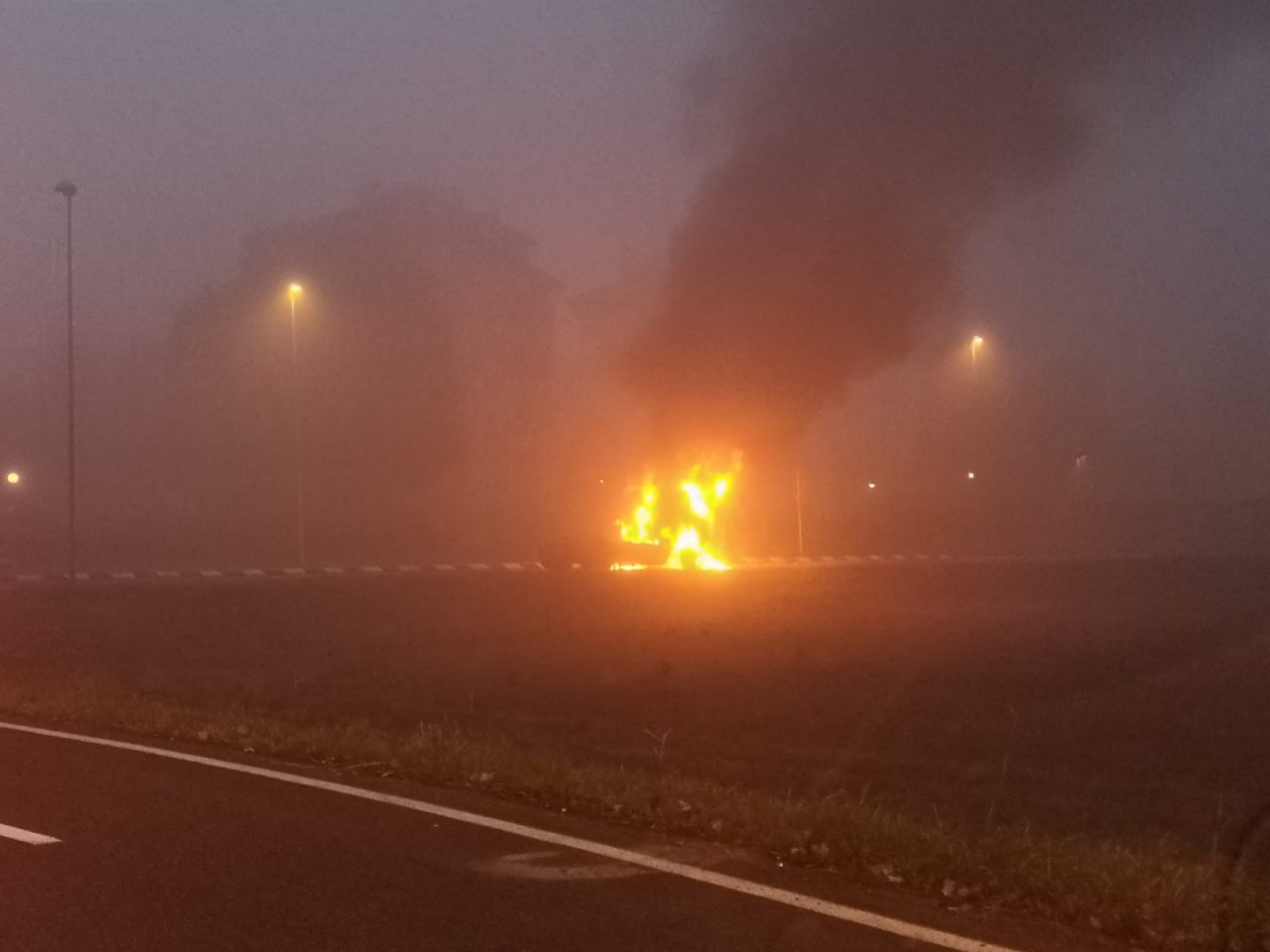 Trattore stradale in fiamme, paura a Cornate