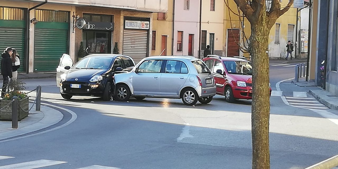 Busnago, due incidenti in pochi minuti nel raggio di 100metri