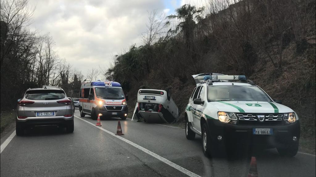 Carate, ribaltamento auto in via Trento Trieste