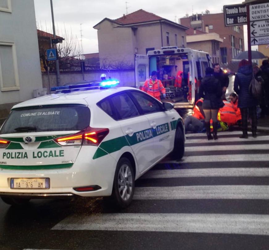 Perde il controllo dello scooter, postino ferito