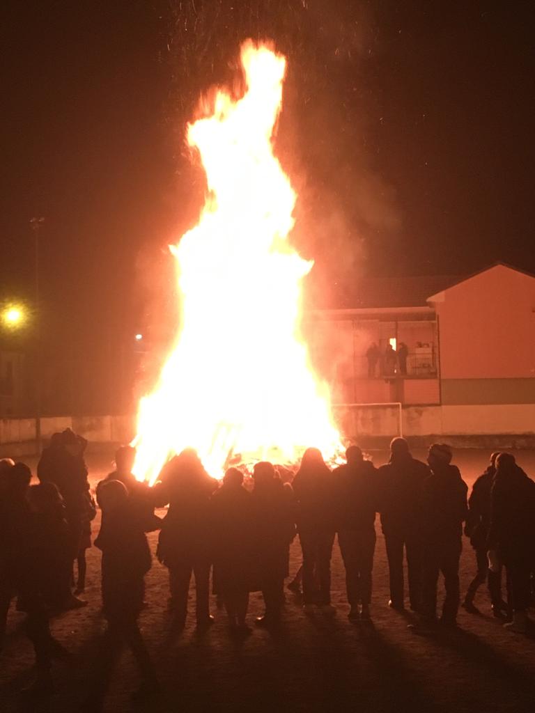 Festa a Tregasio attorno al falò di Sant’Antonio (LE FOTO)