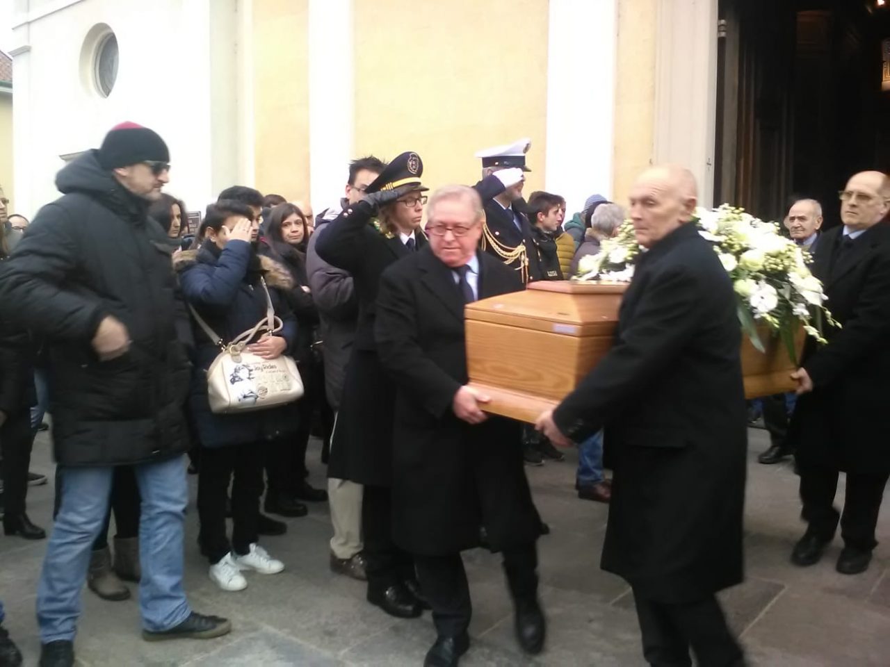 Albiate, in tanti ai  funerali del tassista investito sulla Superstrada Milano-Meda