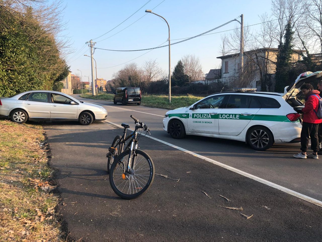 Ciclista investito in viale Stucchi, paura per un 12enne