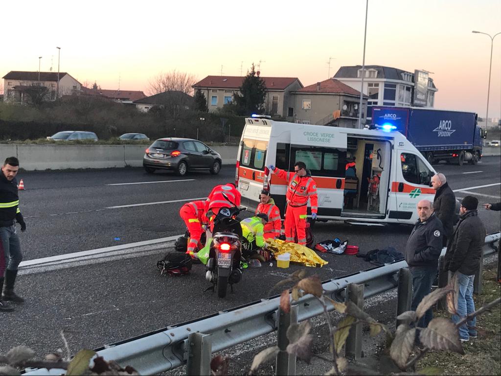 Incidente sulla Valassina: motociclista gravissimo, traffico bloccato tra Carate e Verano