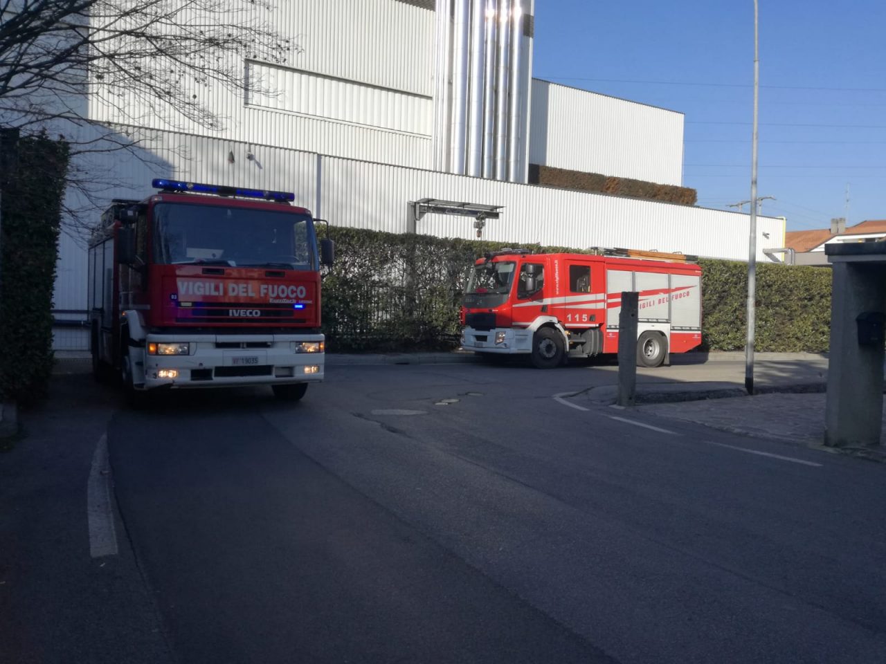 A Biassono prende fuoco un macchinario