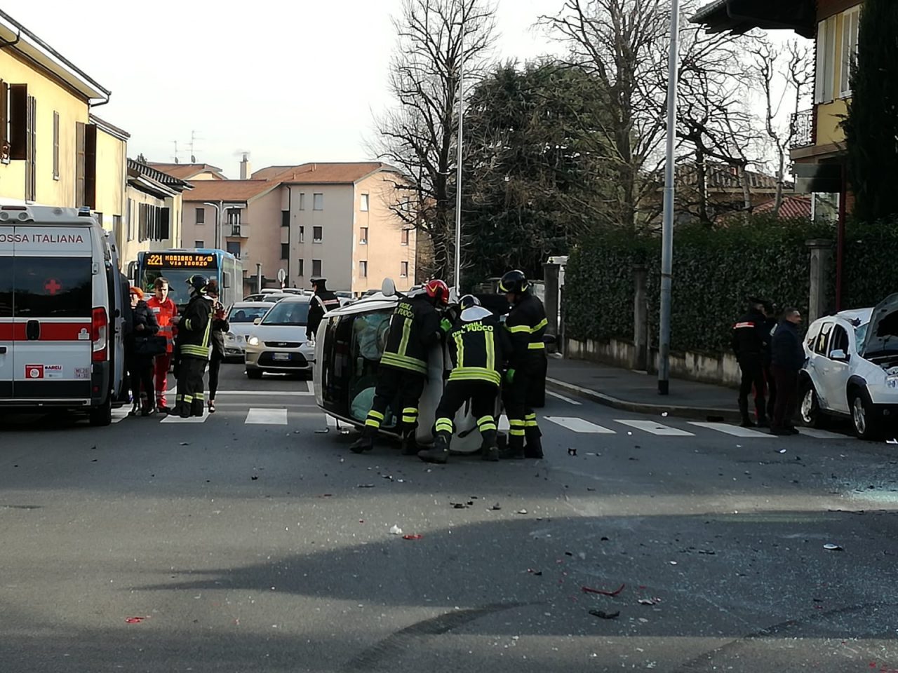 Carate,  spaventoso scontro tra auto in viale Mazzini