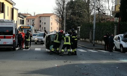 Carate,  spaventoso scontro tra auto in viale Mazzini