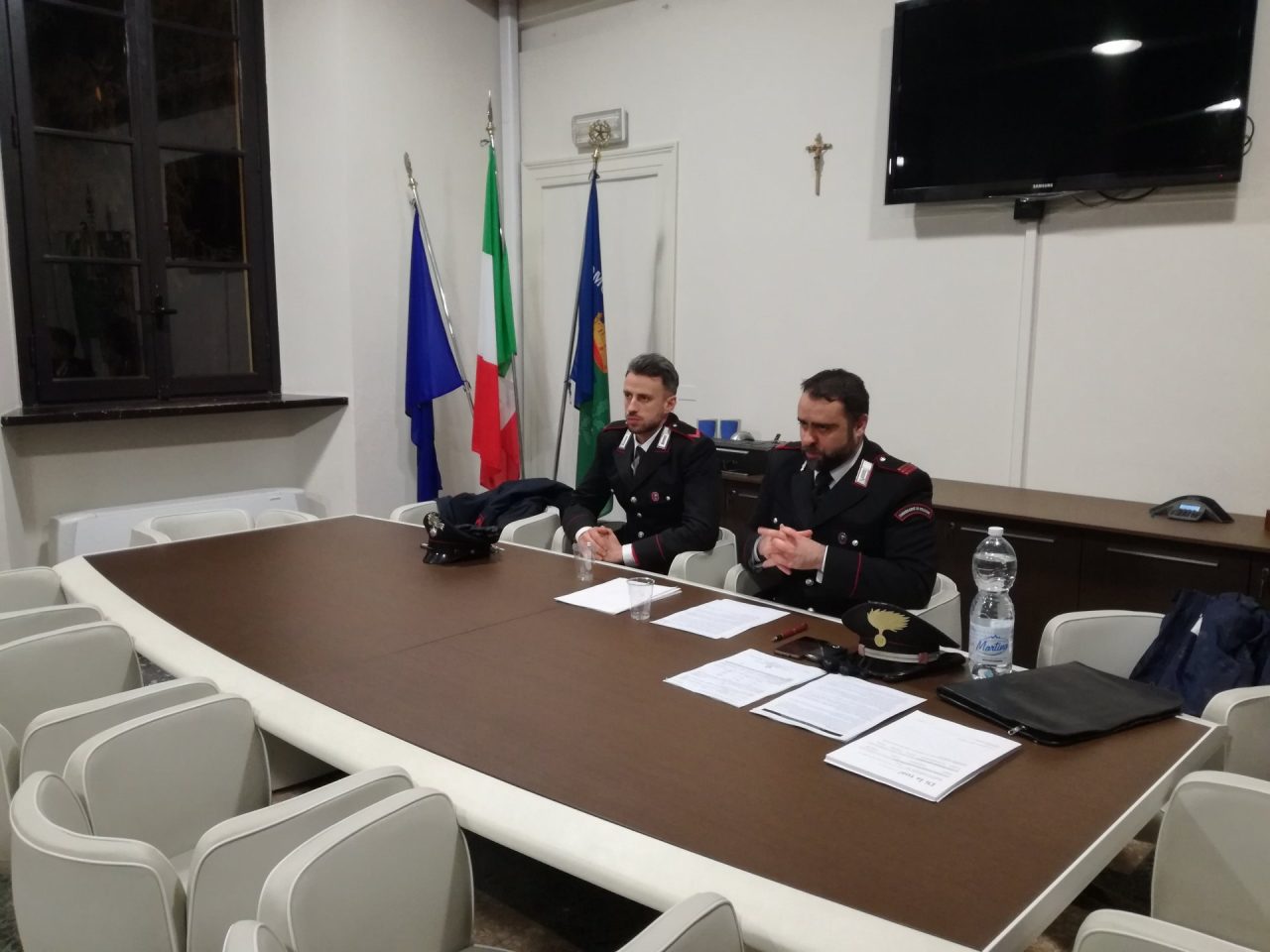 Carabinieri in ascolto in biblioteca a Vimercate