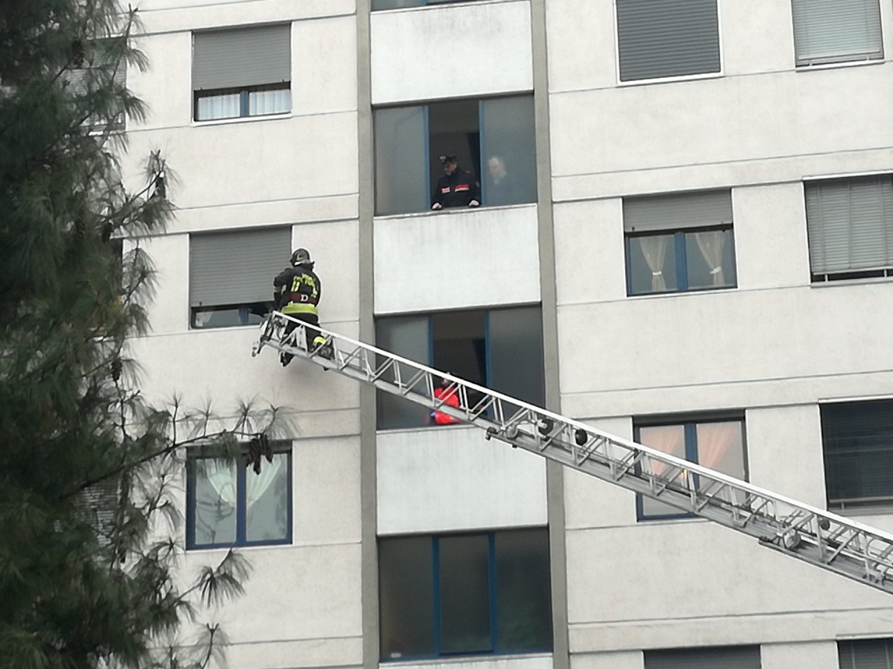 Vigili del fuoco soccorrono un anziano caduto in casa FOTO