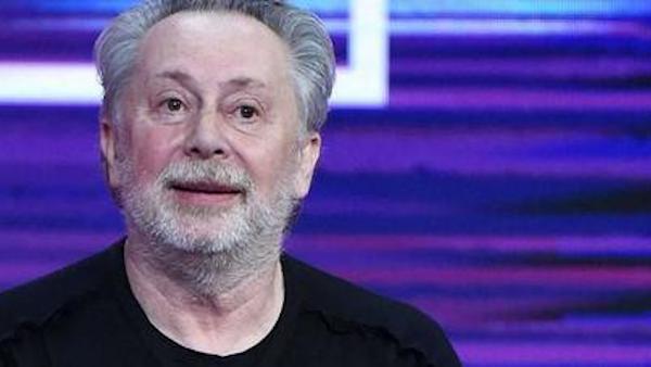 Lele Mora picchiato e rapinato di 40mila euro al campo rom