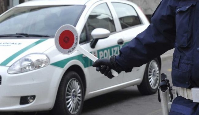 Rompe il tergicristallo all’auto della Polizia locale: denunciato