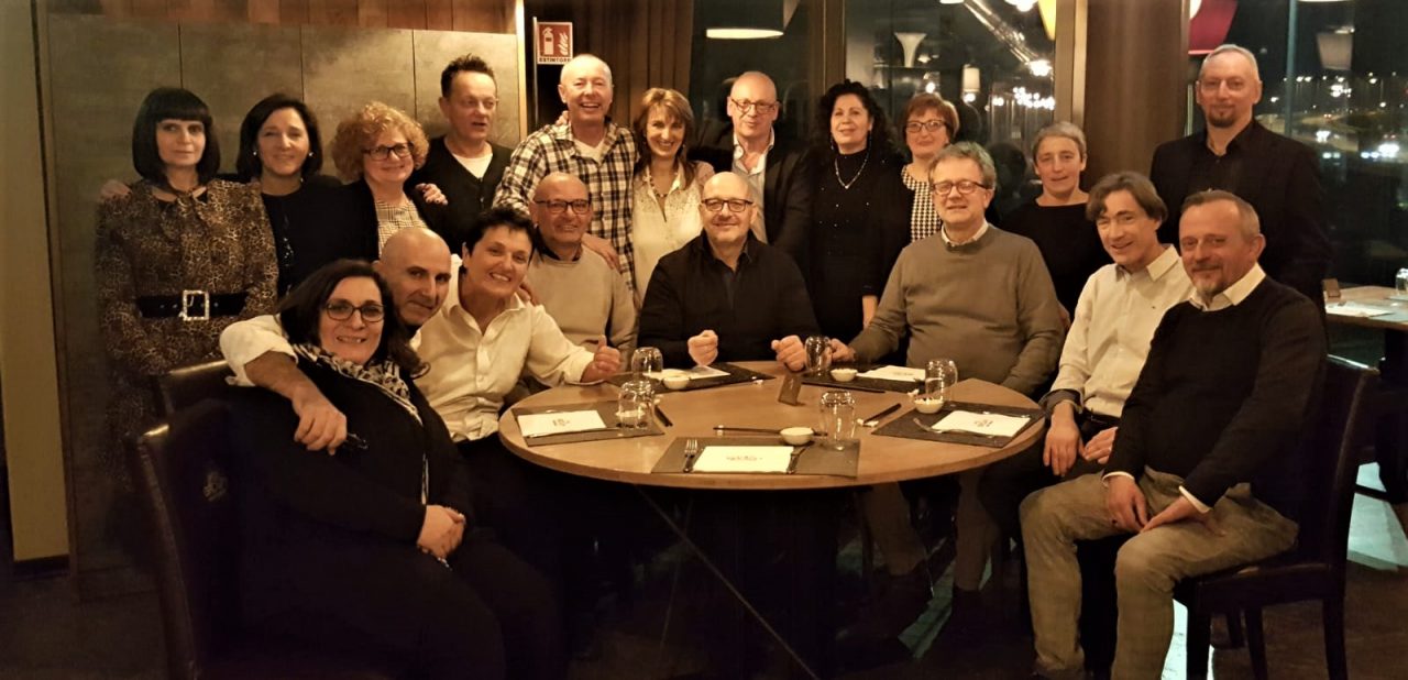 Ex compagni di scuola si ritrovano dopo oltre trent’anni FOTO
