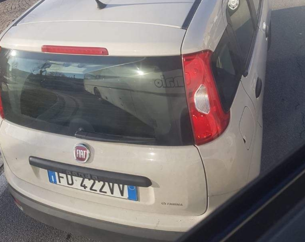 Le rubano l’auto e lancia un appello su Facebook