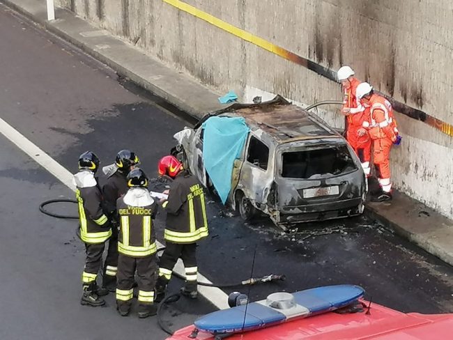 Padre morto carbonizzato nell’auto, oggi i funerali