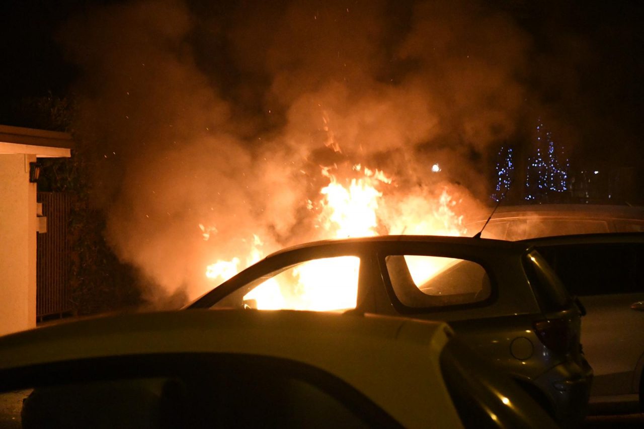 Auto in fiamme in via Iseo a Monza FOTO E VIDEO