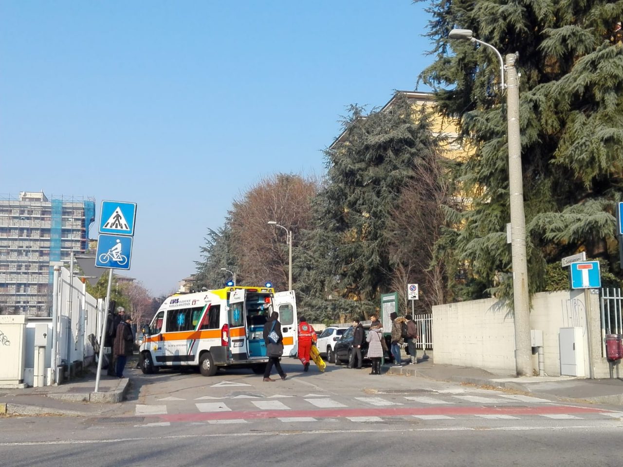 Malore in strada, 77enne in arresto cardiaco