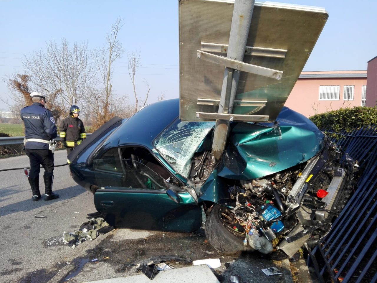 Violentissimo schianto con l’auto AGGIORNAMENTI