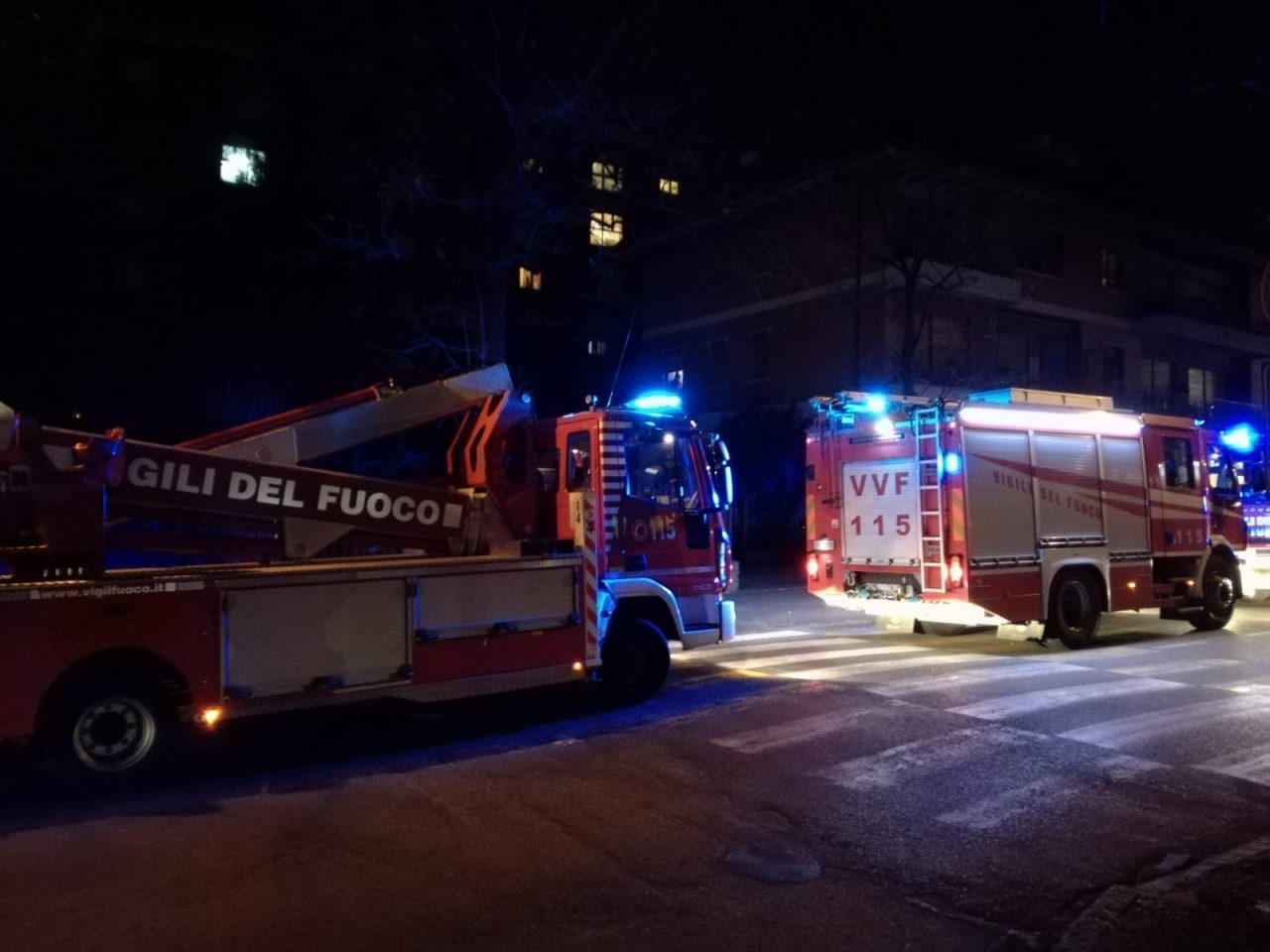 Allerta incendio a Besana in una palazzina: quattro mezzi sul posto