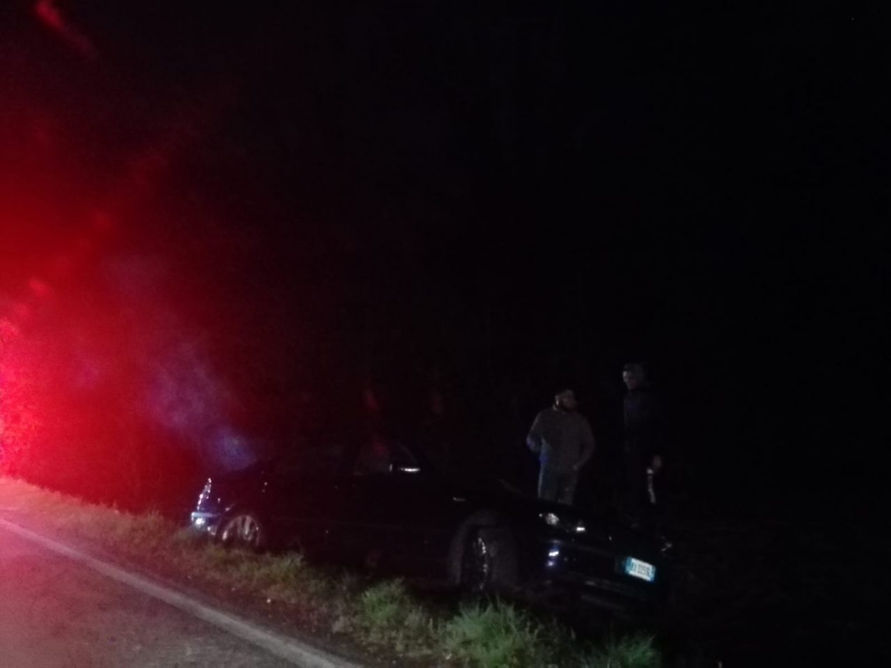Auto fuori strada | I curiosi paralizzano il traffico
