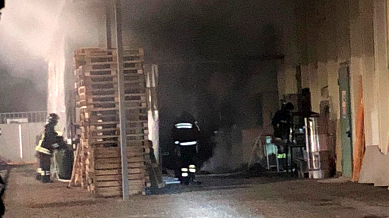 Incendio in una torrefazione: sul posto i Vigili del fuoco – FOTO