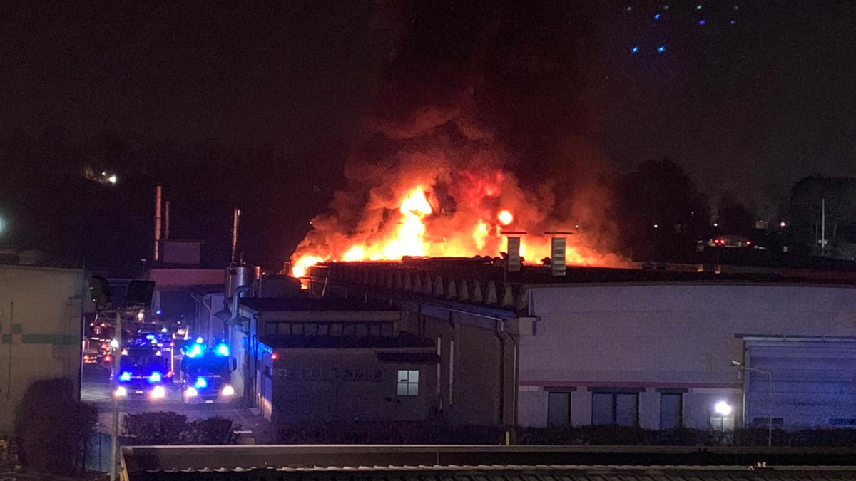 Incendio capannone a Novedrate: in fiamme la Legnoquattro VIDEO