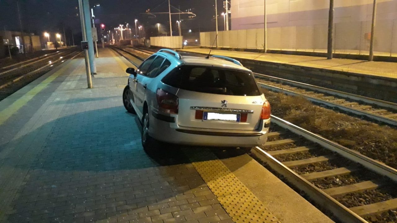 Ubriaco finisce con l’auto sui binari della stazione