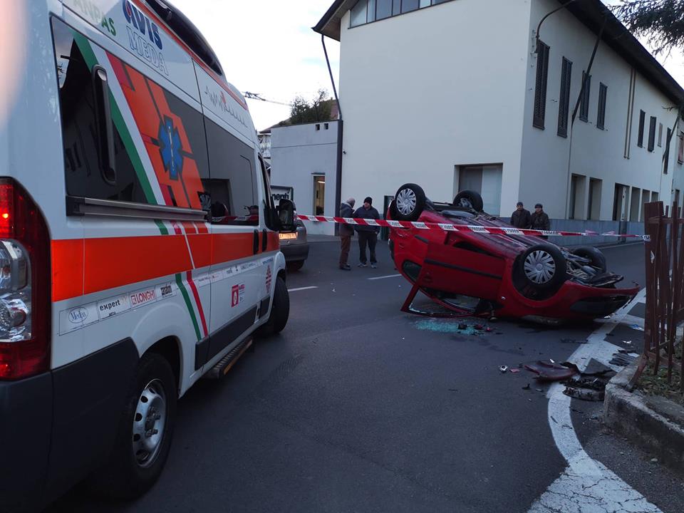 Auto si ribalta all’incrocio, donna finisce in ospedale