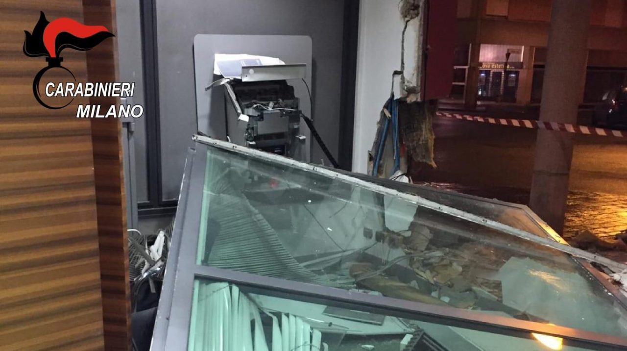 Sfondano la vetrata della banca con un camion e rubano il bancomat FOTO
