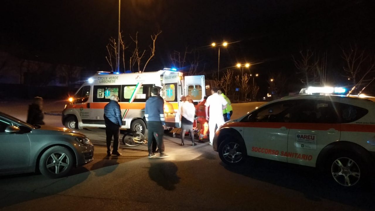 Ciclista investito, interviene l’automedica FOTO