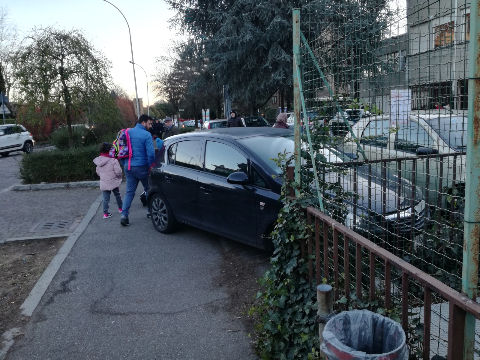 Parcheggio selvaggio davanti alla scuola, bambini rischiano di essere travolti
