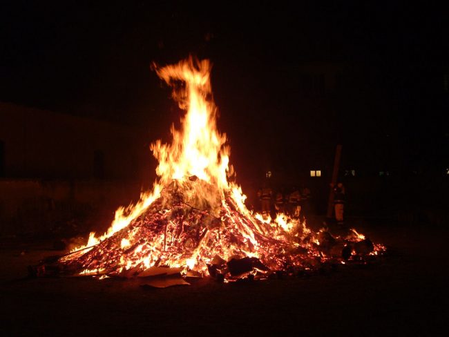Falò di Sant’Antonio, fiamme fino in Comune