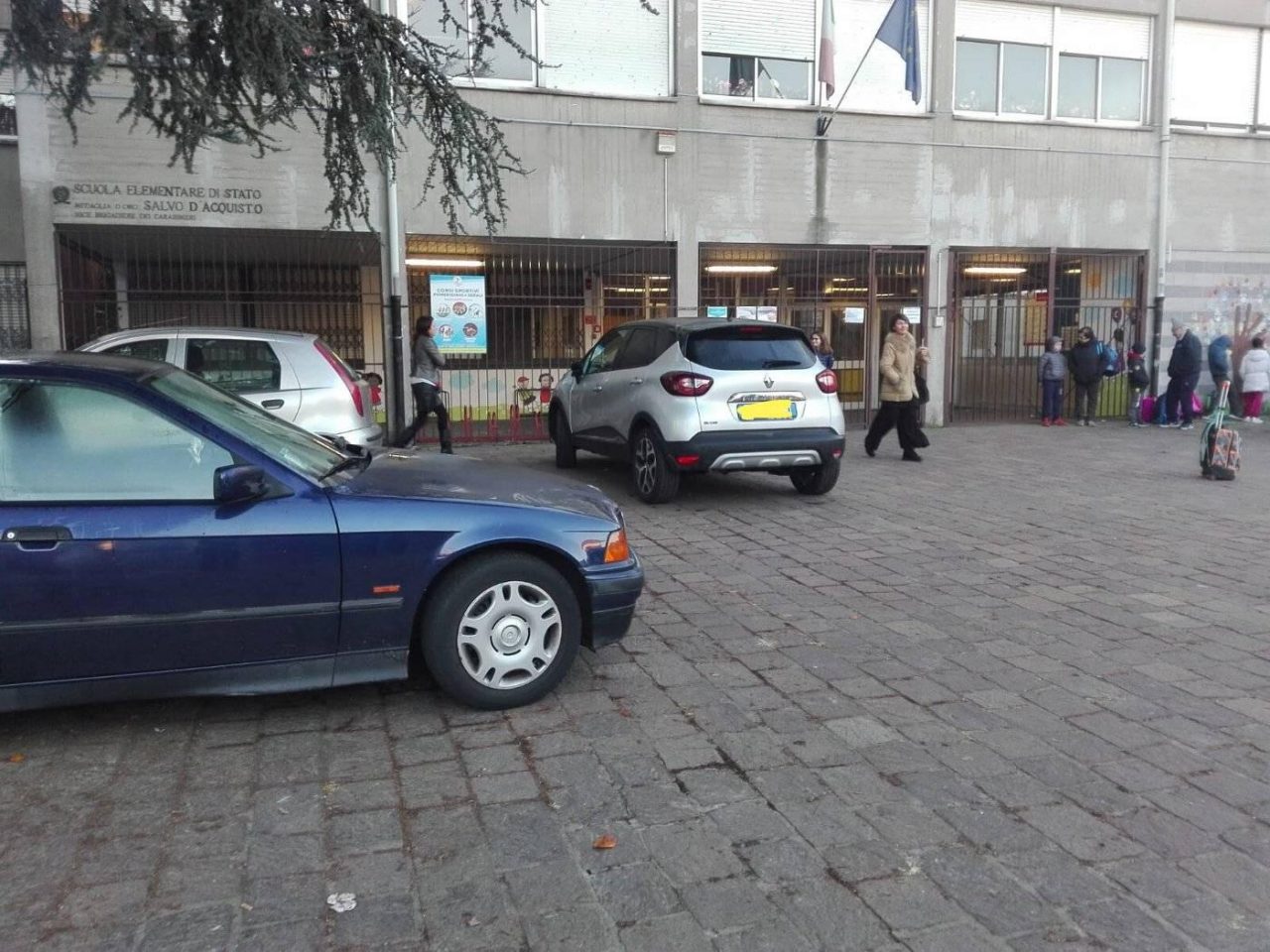 Parcheggio selvaggio davanti alla scuola, bambini rischiano di essere travolti
