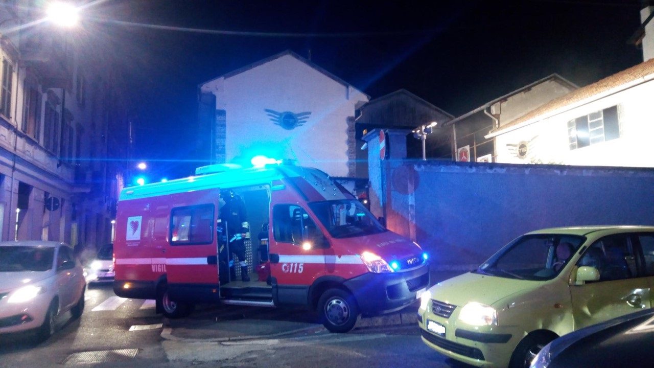 Incendio nell’autorimessa: Vigili del fuoco sul posto