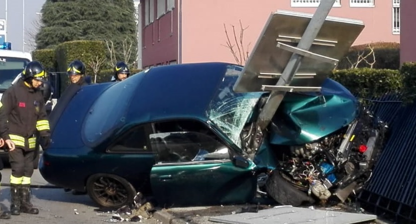 Violentissimo schianto con l’auto: grave un 23enne