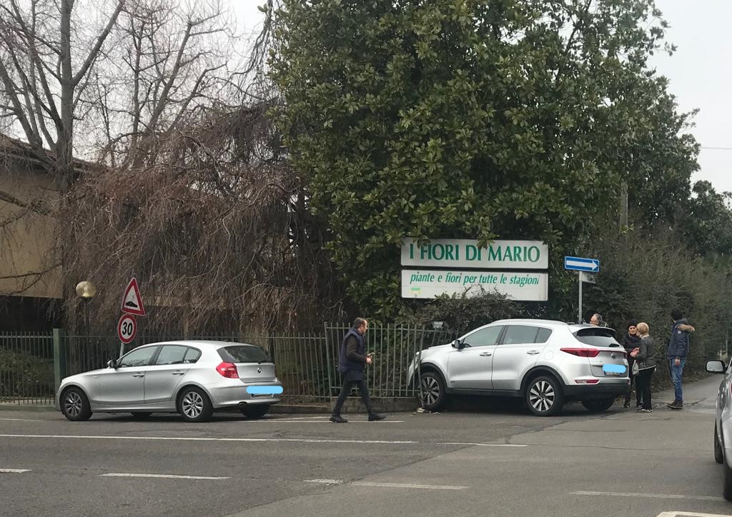 Incidente all’incrocio a Carate: l’auto finisce contro la cancellata