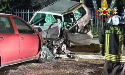 Schianto tra due auto a Lazzate: due persone in ospedale FOTO