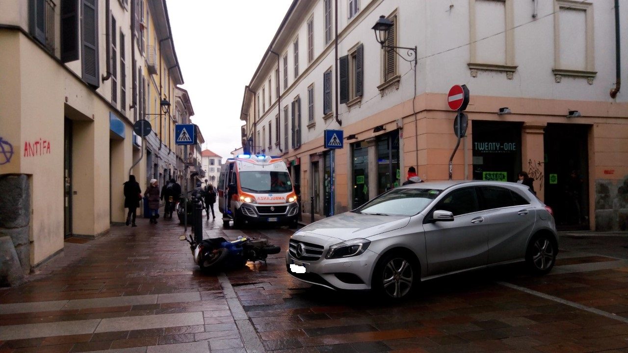 Incidente in via Bergamo: 36enne in ospedale