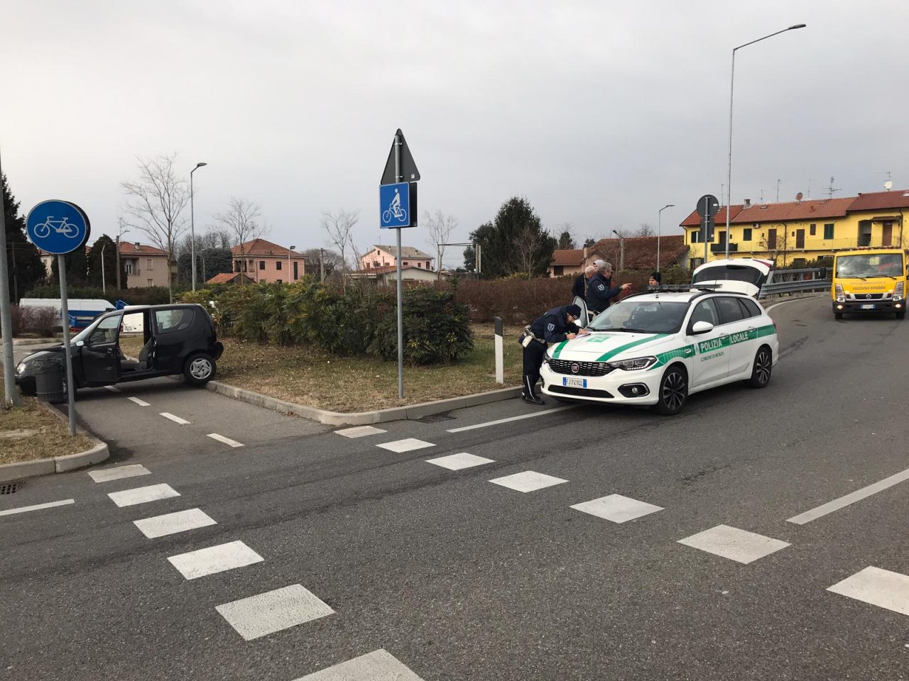 Rocambolesco incidente: auto resta incastrata nella ciclabile