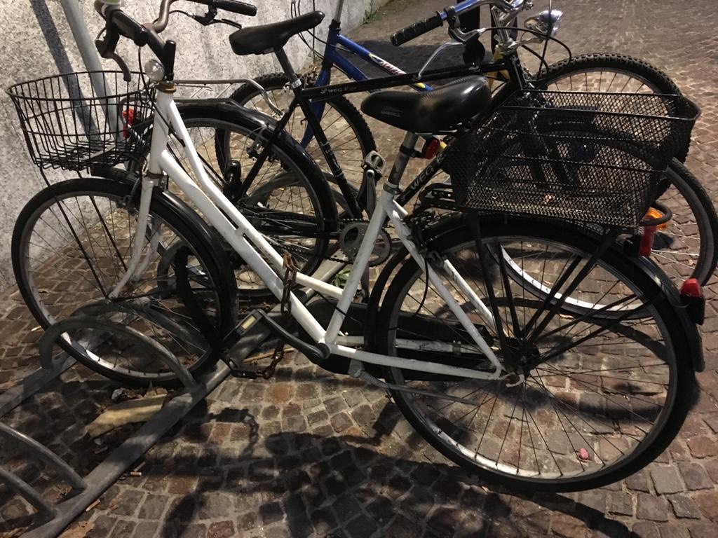 La rastrelliera è in divieto di sosta e rimuovono anche le bici – FOTO