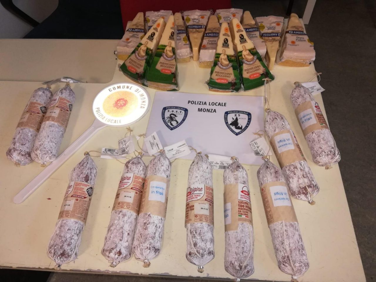Ruba salami e Parmigiano: denunciato un italiano