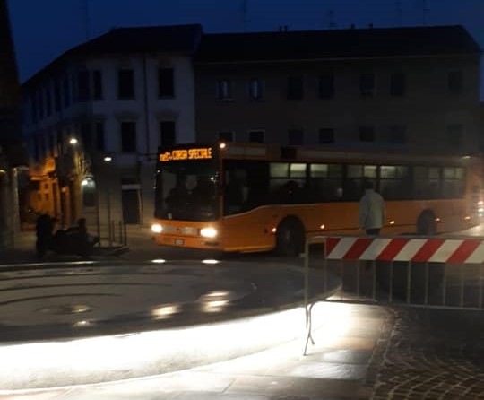 Autobus sbaglia strada e si “incastra”